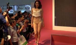 歐迪芬貼臀美女內衣秀