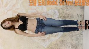 “黑色文胸和牛仔裤模特”(Model)。Do hee拍摄画报