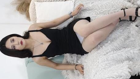 赛车模特薛彬l - o - yan的背景和黑色连衣裙，还有肉色长筒袜l - look book直摄影机l tube road室内摄影棚拍摄会