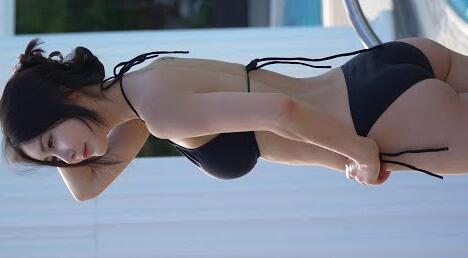 蹲下来的姿势很舒服吧-简单的黑色比基尼-模特元多顺-李千thermedenpool & spa - Penthouse Fancam