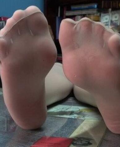 品多多 KM NO.095 肉丝连裤袜美脚太嫩了受不了她的诱惑