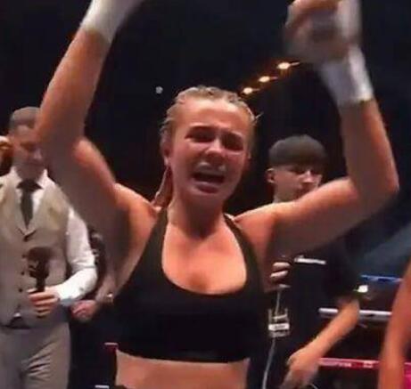 国外女网红Danielle Hemsley在拳击比赛上获胜后突然撩起上衣庆祝
