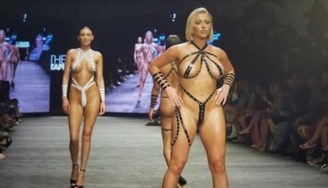 Blacktape Project Runway时装秀上的几个慢动作模特