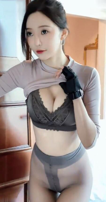 王馨瑶Yanni - 钓鱼灰色紧身牛仔裤