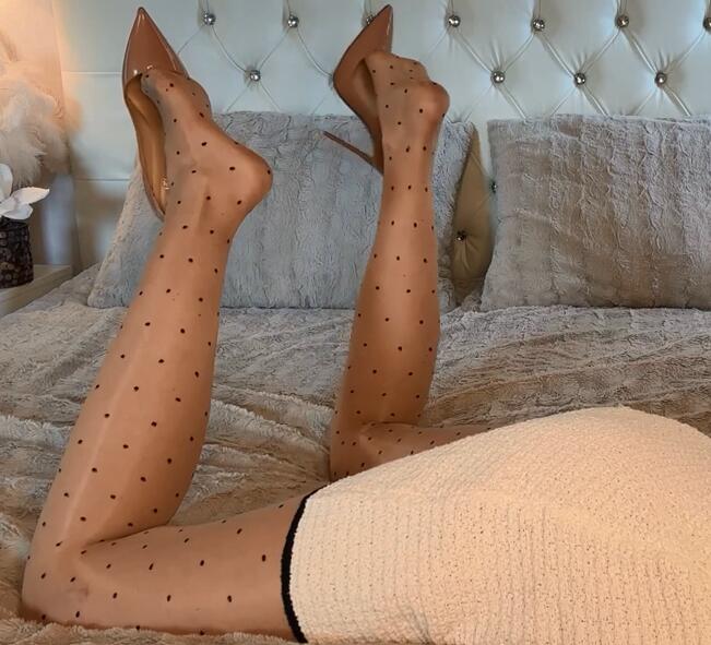 办公室女神养成记：2025最受欢迎穿搭 丝袜高跟鞋搭配指南