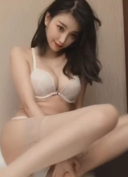 杨晨晨Sugar性感镂空泳衣冰丝吊带内衣拍摄花絮