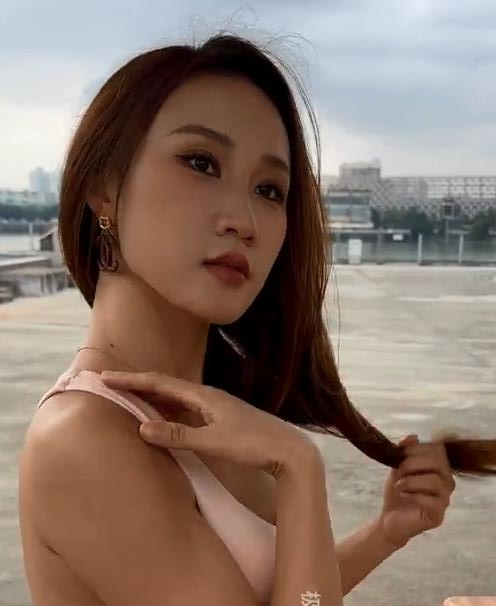 极品街拍《粉色瑜伽裤美女》001