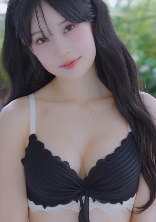 办公室诱惑！黑丝女神慢动作脱衣直拍