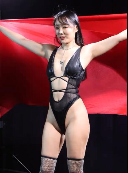 模特Soo Ryun(수련)演绎LOGOS CANVAS连体衣