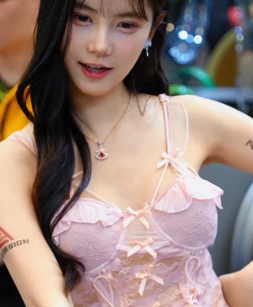 2025苏州GTShow改装车展：克罗拉4赛车女郎直拍 4