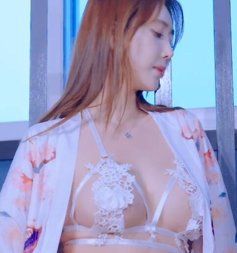 纯美白玫瑰中的蜜糖秘密