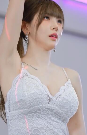 Sena穿连衣裙引爆 Girl Crush 视觉风暴