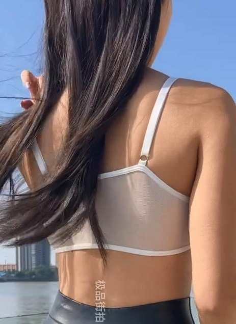 极品街拍《无话可说》001