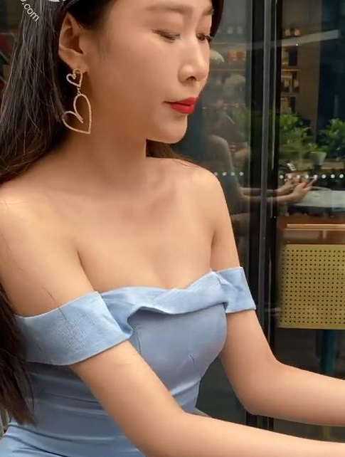 极品街拍《蓝裙美女》001