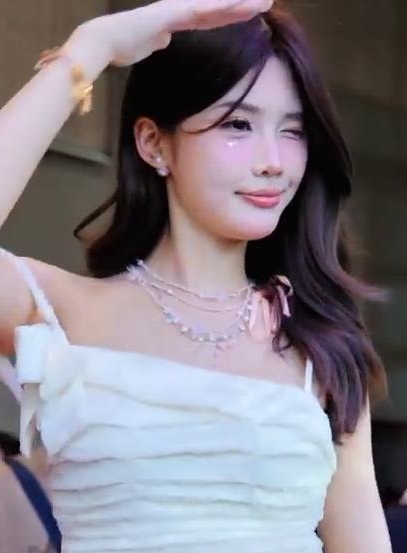 小思佳上海车展赛车模特直拍-AUTO SHANGHAI 2025全场焦点