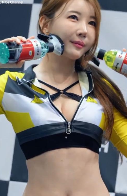 赛车模特道熙亮相2024汽车沙龙周 7