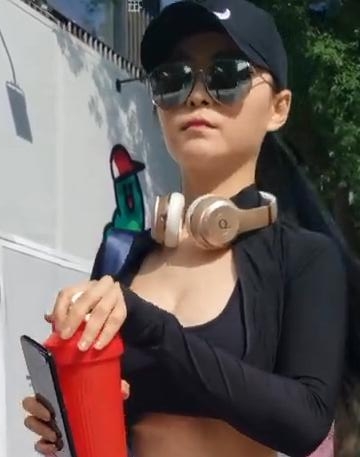 极品街拍《黑色瑜伽裤》001