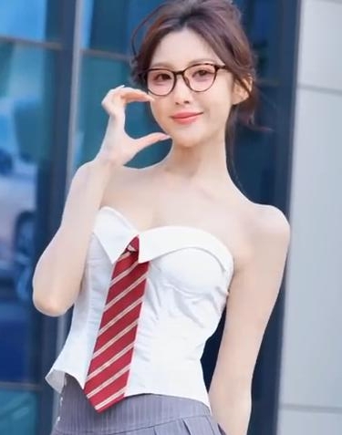 上海车展2025赛车女郎「小雪花」直拍 4