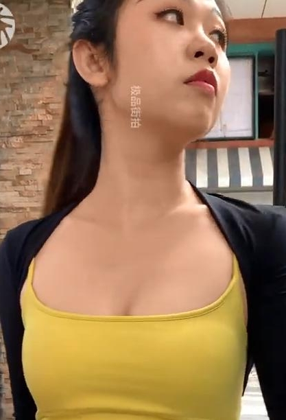 极品街拍《灰色短裤女孩》001