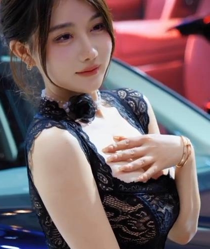 2025青岛国际车展赛车模特张君雅现场 9