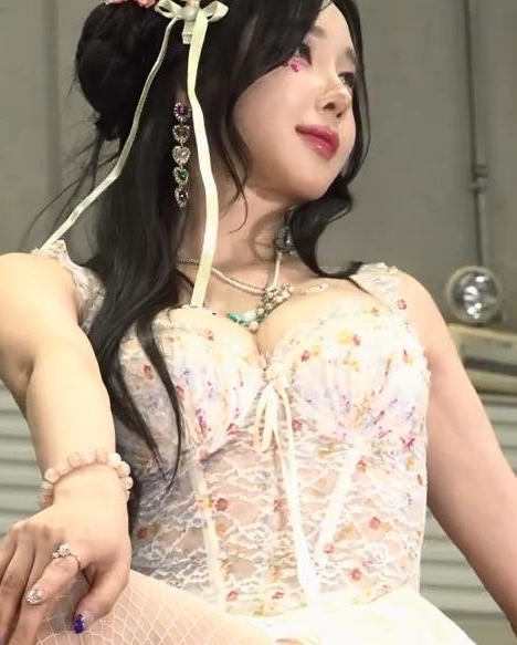 2025韩国汽车科技展赛车模特韩荷娜(Ban Hari)热辣舞台直拍(2)